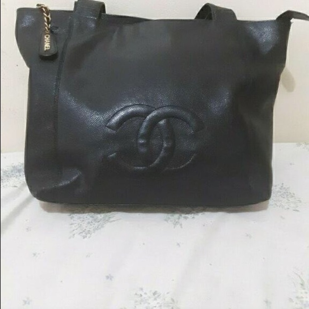 Vintage CHANEL Black Calfskin ToteBag - Picture 3 of 6